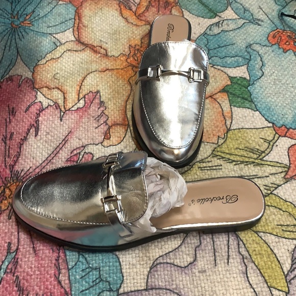 NEW silver mule loafer shoes size 9 Breckelle’s. - Picture 3 of 7